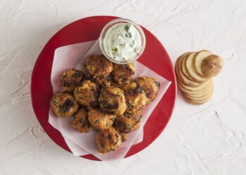 Πατατοκεφτέδες με λιαστή ντομάτα και σάλτσα φέτας