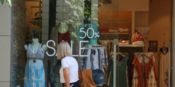 Θερινές Εκπτώσεις: Ξεκινούν σήμερα – Πώς θα λειτουργήσουν τα καταστήματα, τι να προσέχουν οι καταναλωτές