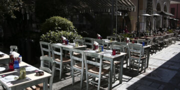 Κορονοϊός: Καταργείται το όριο των 6 ατόμων ανά τραπέζι και η μάσκα στα εμπορικά