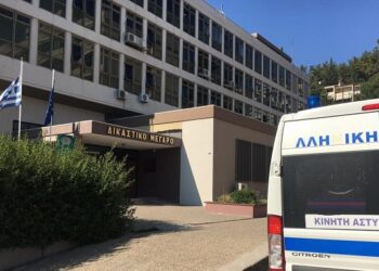 Μη συνεργάσιμος σε ανακριτή και εισαγγελέα ο 45χρονος δράστης της επίθεσης με τσεκούρι, χθες στη ΔΟΥ Κοζάνης