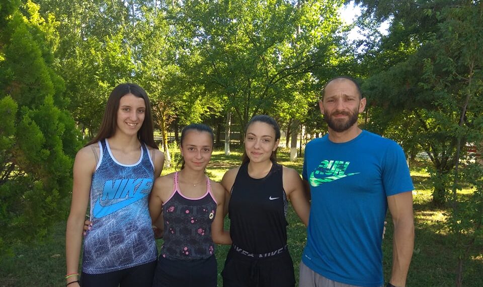 Τα κορίτσια και ο προπονητής της «χρυσής» σκυτάλης του Αίολου μιλάνε στο e-ptolemeos.gr «Θέλουμε ένα καινούργιο κλειστό γυμναστήριο»