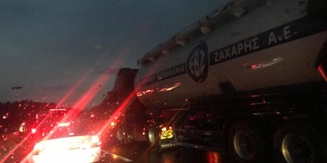 Συμβαίνει τώρα: Τροχαίο ατύχημα με νταλίκα στην Εγνατία Οδό,στο δρόμο Κοζάνης-Βέροιας – Σφοδρή καταιγίδα και ουρές οχημάτων -Φωτογραφίες