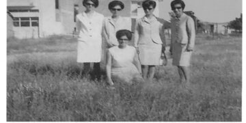 Πέντε καλές φίλες και συμμαθήτριες, πέντε φιγουρίνια σε αναμνηστική φωτογραφία το 1966 – Από τη στήλη του κ. Γ. Καζαντζή στον Παλμό 16/08/2020