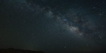 Περσείδες: Η πιο εντυπωσιακή θερινή «βροχή» από πεφταστέρια στον αποψινό ουρανό