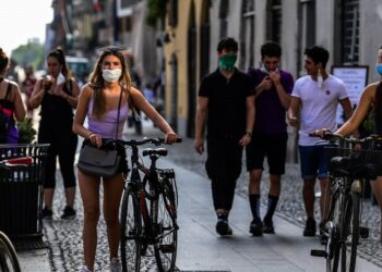 Κορωνοϊός: Από 20 έως 40 ετών οι κύριοι μεταδότες του ιού