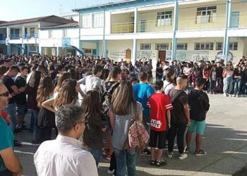 Με υποχρεωτική χρήση μάσκας και εκ περιτροπής διδασκαλία σχεδιάζεται να ανοίξουν τα σχολεία