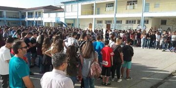 Με υποχρεωτική χρήση μάσκας και εκ περιτροπής διδασκαλία σχεδιάζεται να ανοίξουν τα σχολεία
