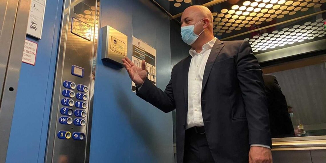 Θεσσαλονίκη: Μέσα στο ασανσέρ που λειτουργεί με φωνητικές εντολές! Δεν πατάει κουμπί κανένας (Βίντεο)