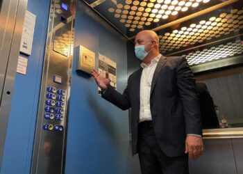 Θεσσαλονίκη: Μέσα στο ασανσέρ που λειτουργεί με φωνητικές εντολές! Δεν πατάει κουμπί κανένας (Βίντεο)