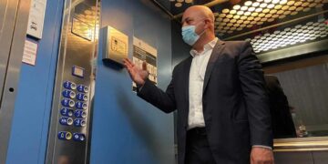 Θεσσαλονίκη: Μέσα στο ασανσέρ που λειτουργεί με φωνητικές εντολές! Δεν πατάει κουμπί κανένας (Βίντεο)