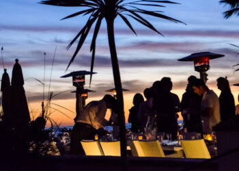 Νέα μέτρα για τον κορωνοϊό: Τέλος οι όρθιοι σε μπαρ και κλαμπ μέχρι 31 Αυγούστου