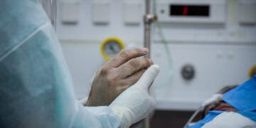 Στην εντατική ειδικευόμενη γιατρός με κορονοϊό