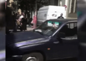 Καβάλα: Λύθηκε το χειρόφρενο αυτοκινήτου σε πεζόδρομο, άνδρας πέταξε καρέκλα για να το… σταματήσει (VIDEO)