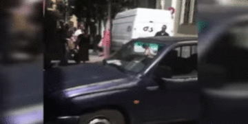 Καβάλα: Λύθηκε το χειρόφρενο αυτοκινήτου σε πεζόδρομο, άνδρας πέταξε καρέκλα για να το… σταματήσει (VIDEO)