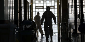 Κορονοϊός: «Κόκκινος» Αύγουστος! Σε μια βδομάδα περισσότερα κρούσματα από τις προηγούμενες τρεις μαζί