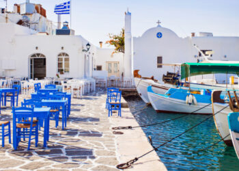 Κορωνοϊός: Με μάσκες και στην παραλία σε Πάρο και Αντίπαρο -Κλείνουν μπαρ και εστιατόρια τα μεσάνυχτα