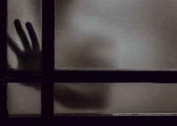 Μην ζητάς από έναν άνθρωπο που περνάει δύσκολα να είναι δυνατός- Γράφει η Πίστη Κρυσταλλίδου