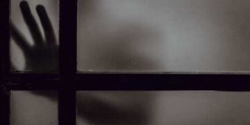 Μην ζητάς από έναν άνθρωπο που περνάει δύσκολα να είναι δυνατός- Γράφει η Πίστη Κρυσταλλίδου