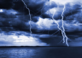 Απίθανο-Νεαρή κοπέλα στον Κρόκο έκανε βίντεο για το “Tik Tok” και πίσω της έπεσε κεραυνός!-Δείτε πώς αντέδρασε