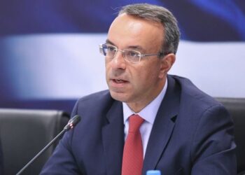 Ποιοι θα πληρώνουν για το εμβόλιο; Η απάντηση Σταϊκούρα για τους ασφαλισμένους