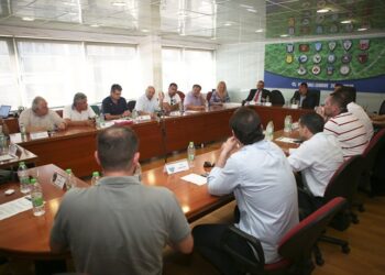 SL 2 – FL: Χαμένες στην αναδιάρθρωση που άρχισε “από τα κάτω” αλλά κόλλησε στο “ρετιρέ”