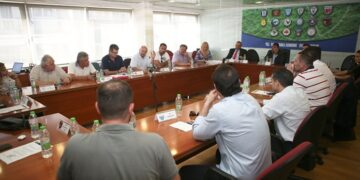 SL 2 – FL: Χαμένες στην αναδιάρθρωση που άρχισε “από τα κάτω” αλλά κόλλησε στο “ρετιρέ”