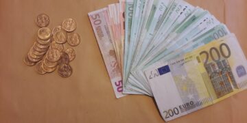 Εξιχνιάσθηκαν 13 περιπτώσεις απάτης σε βάρος κυρίως ηλικιωμένων ατόμων, για τις οποίες συνελήφθη άμεσα 43χρονη αλλοδαπή στην Φλώρινα