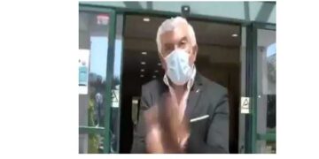 «Θα σας πετσοκόψω!» – Επικό βίντεο από τον Δήμο Ηλιούπολης για να φορούν μάσκα οι μαθητές