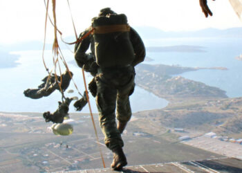 Τραγωδία στις Ενοπλες Δυνάμεις: Νεκρός αλεξιπτωτιστής που είχε παρασυρθεί από ισχυρούς ανέμους