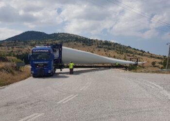 Τεράστιες ανεμογεννήτριες στο δρόμο Γαλατινής, Σιάτιστας. Βίντεο