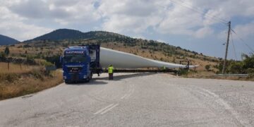 Τεράστιες ανεμογεννήτριες στο δρόμο Γαλατινής, Σιάτιστας. Βίντεο