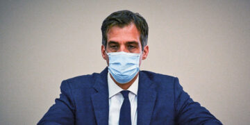 Κορωνοϊός -Πρόεδρος ΕΟΔΥ: Στο τραπέζι μέτρα για περιορισμό μετακινήσεων -Ετοιμάζονται 92 νέες κλίνες ΜΕΘ