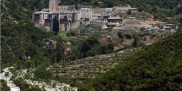 Άγιος Όρος: Ανησυχία για κρούσματα σε μονές – Σε κρίσιμη κατάσταση 85χρονος μοναχός