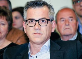 “Μάσκες, αλεξίπτωτα” – Γράφει ο Δημήτρης Καραθανάσης