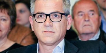 “Μάσκες, αλεξίπτωτα” – Γράφει ο Δημήτρης Καραθανάσης
