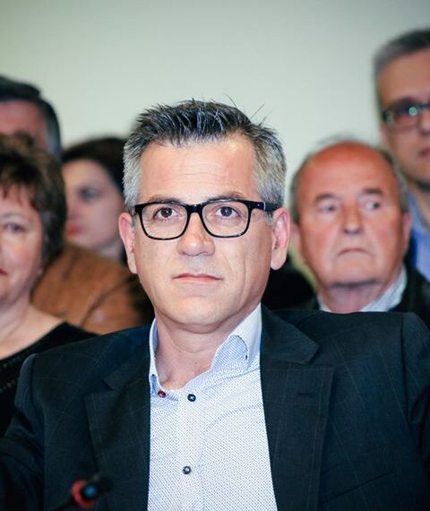 “Μάσκες, αλεξίπτωτα” – Γράφει ο Δημήτρης Καραθανάσης