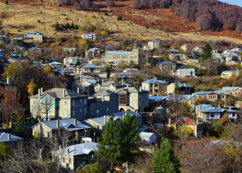 Νυμφαίο: Το χωριό στη Φλώρινα που μοιάζει να έχει ξεπηδήσει από σελίδες παραμυθιού