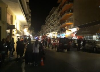 Δραματικές στιγμές μέσα στο διαμέρισμα της Πτολεμαϊδας – Μεγάλο μαχαίρι κρατούσε ο πατέρας – Είχε ως “ασπίδα” το 10χρονο αγόρι του – Πώς κατάφεραν αστυνομικοί και πυροσβέστες να τον αφοπλίσουν -Ελαφρύς τραυματισμός του δράστη