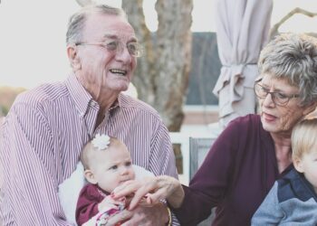 Απόφαση του Πρωτοδικείου: Και οι παππούδες θα πληρώνουν διατροφή για τα ανήλικα εγγόνια τους