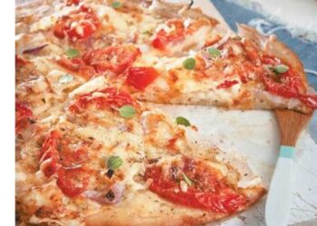Ώρα για σπιτική πίτσα με ντομάτα, κρεμμύδια και γραβιέρα
