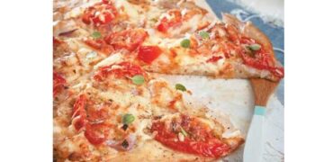 Ώρα για σπιτική πίτσα με ντομάτα, κρεμμύδια και γραβιέρα