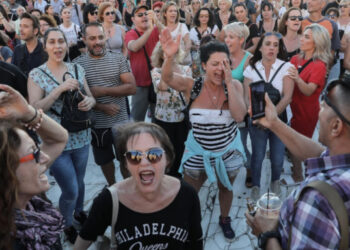 Διαμαρτυρία στην Αθήνα και σε άλλες πόλεις για τις μάσκες στα σχολεία -«Κάτω τα χέρια από τα παιδιά μας!» [εικόνες & βίντεο]