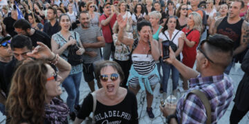 Διαμαρτυρία στην Αθήνα και σε άλλες πόλεις για τις μάσκες στα σχολεία -«Κάτω τα χέρια από τα παιδιά μας!» [εικόνες & βίντεο]