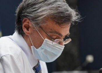 Τσιόδρας: Τα σταγονίδια με το φτέρνισμα φθάνουν τα 8 μέτρα -Αναγκαία η μάσκα μην ακούμε τους ψευδοεπιστήμονες