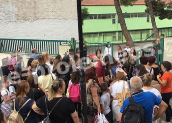 Γονείς συνωστίζονται χωρίς μάσκες έξω από Δημοτικό Σχολείο της Κοζάνης- Φώτο