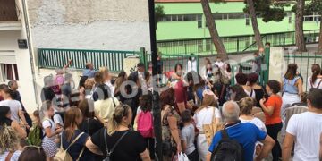 Γονείς συνωστίζονται χωρίς μάσκες έξω από Δημοτικό Σχολείο της Κοζάνης- Φώτο