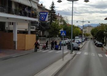 Τροχαίο ατύχημα ΙΧ με μηχανάκι ντελίβερι στην οδό Μοναστηρίου στη Κοζάνη