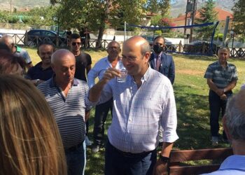 Το τσιπουράκι που κεράστηκε ο ΥΠΕΝ Κ. Χατζηδάκης στην Ακρινή (VIDEO)