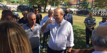 Το τσιπουράκι που κεράστηκε ο ΥΠΕΝ Κ. Χατζηδάκης στην Ακρινή (VIDEO)