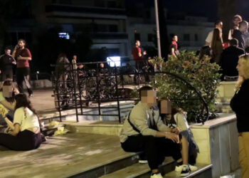 Ανησυχία για τις εικόνες στις πλατείες -«Μεγάλη πιθανότητα υπερμετάδοσης, ένας μπορεί να μολύνει δεκάδες»